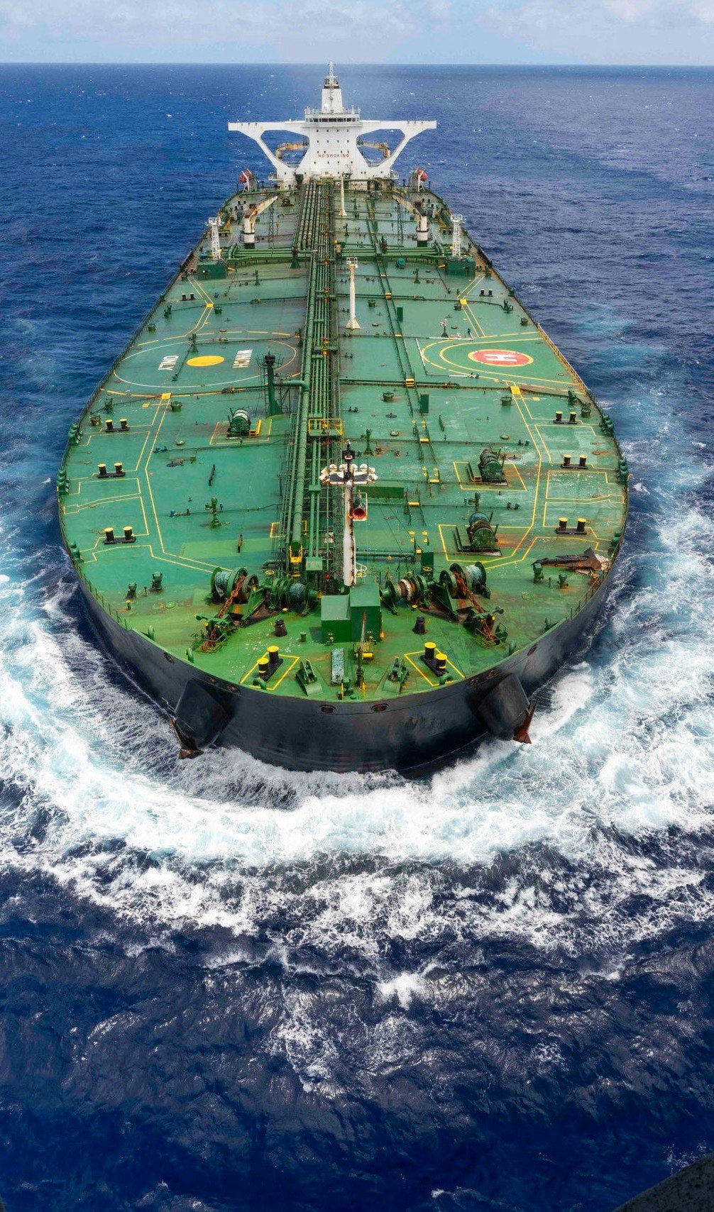 Patrulla naval estadounidense aborda el buque petrolero Bertha en el océano Índico por violar bloqueo de crudo.