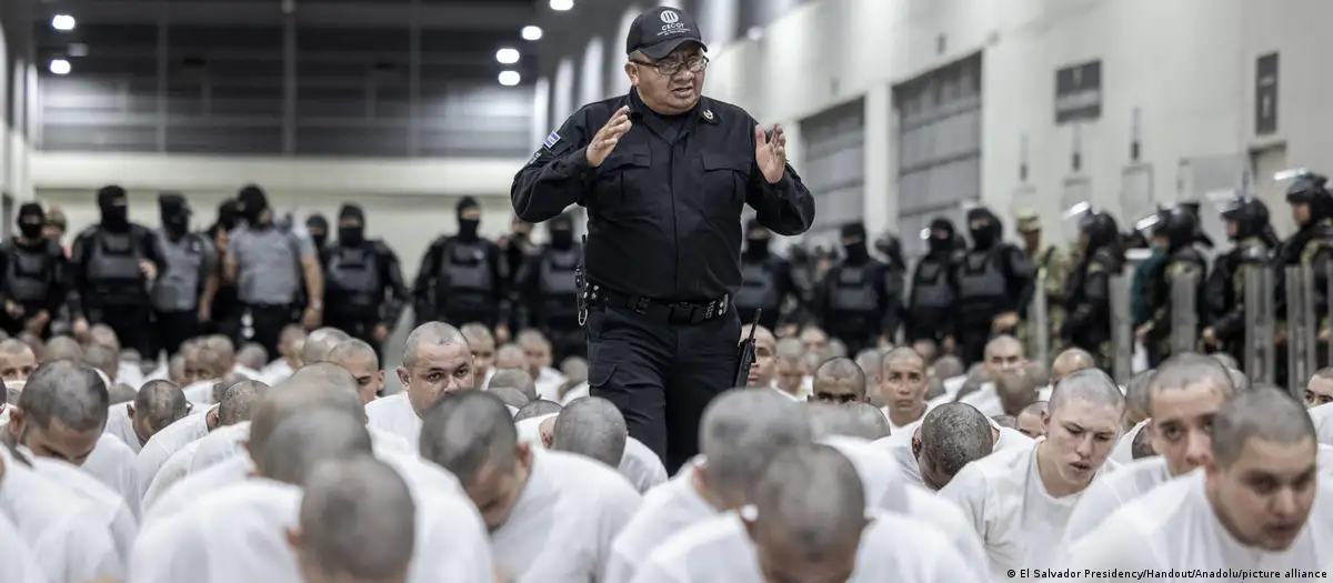 El Salvador aprueba reforma que instaura la cadena perpetua