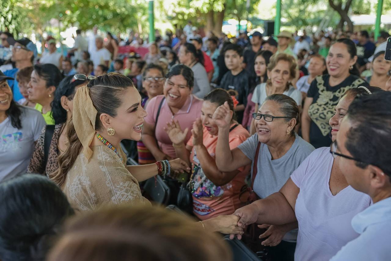 Evelyn Salgado entrega apoyos sociales y productivos en Acapulco.
