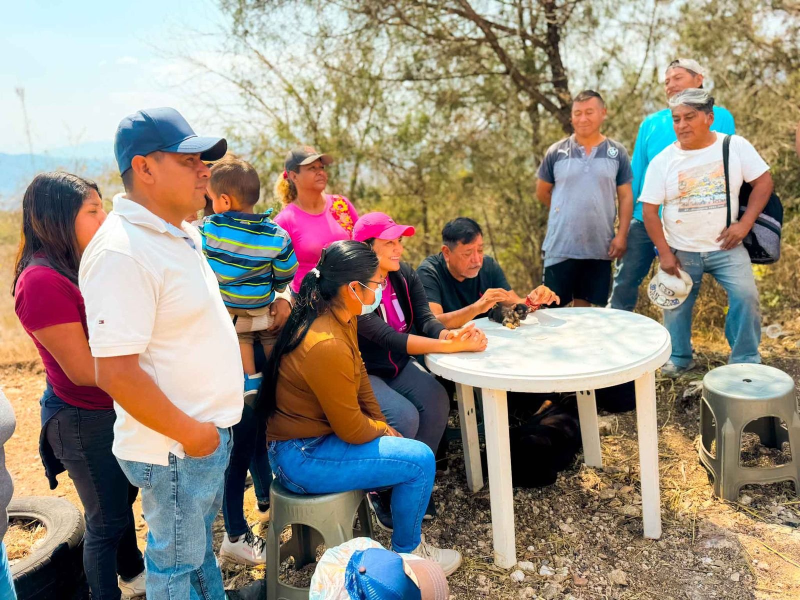 Félix Salgado Macedonio visita la colonia El Faro de Chilpancingo y dialoga con vecinos sobre su trabajo en el Senado.