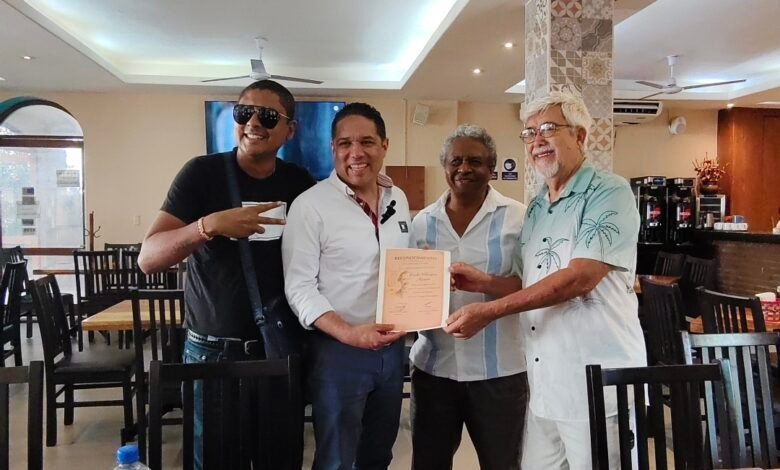 Evodio Velázquez Aguirre durante reunión con periodistas en Acapulco.