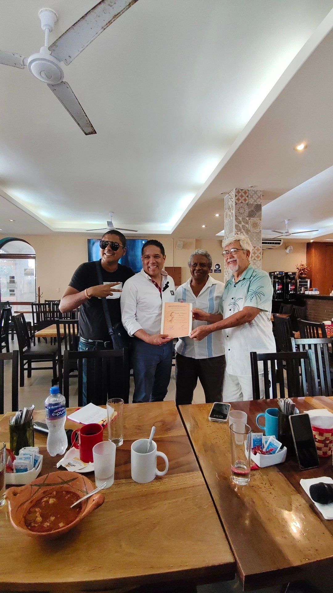 Evodio Velázquez Aguirre durante reunión con periodistas en Acapulco.