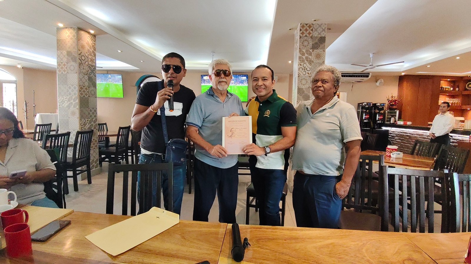 Silvestre Arizmendi Torres durante charla con la Asociación Francisco Zarco y Amigos Periodistas en Acapulco