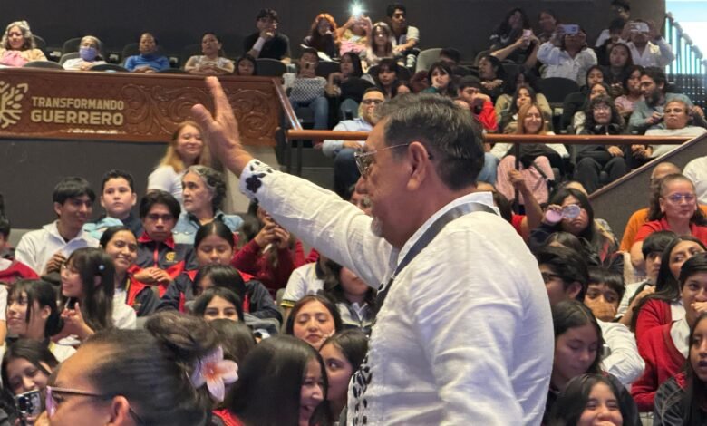 Félix Salgado Macedonio entrega reconocimiento a la Orquesta Tradicional Calentana en Chilpancingo.