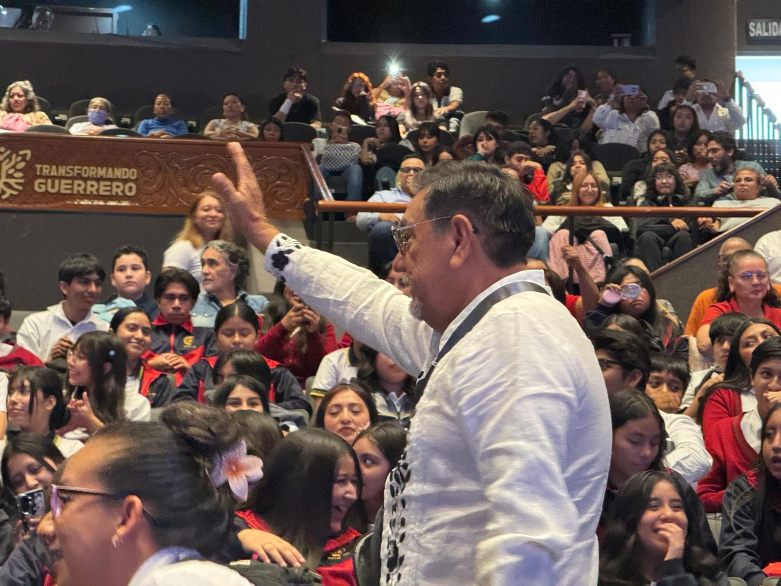 Félix Salgado Macedonio entrega reconocimiento a la Orquesta Tradicional Calentana en Chilpancingo.