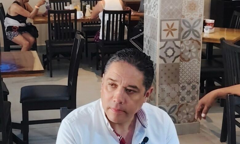 Evodio Velázquez Aguirre durante desayuno con periodistas en Acapulco.