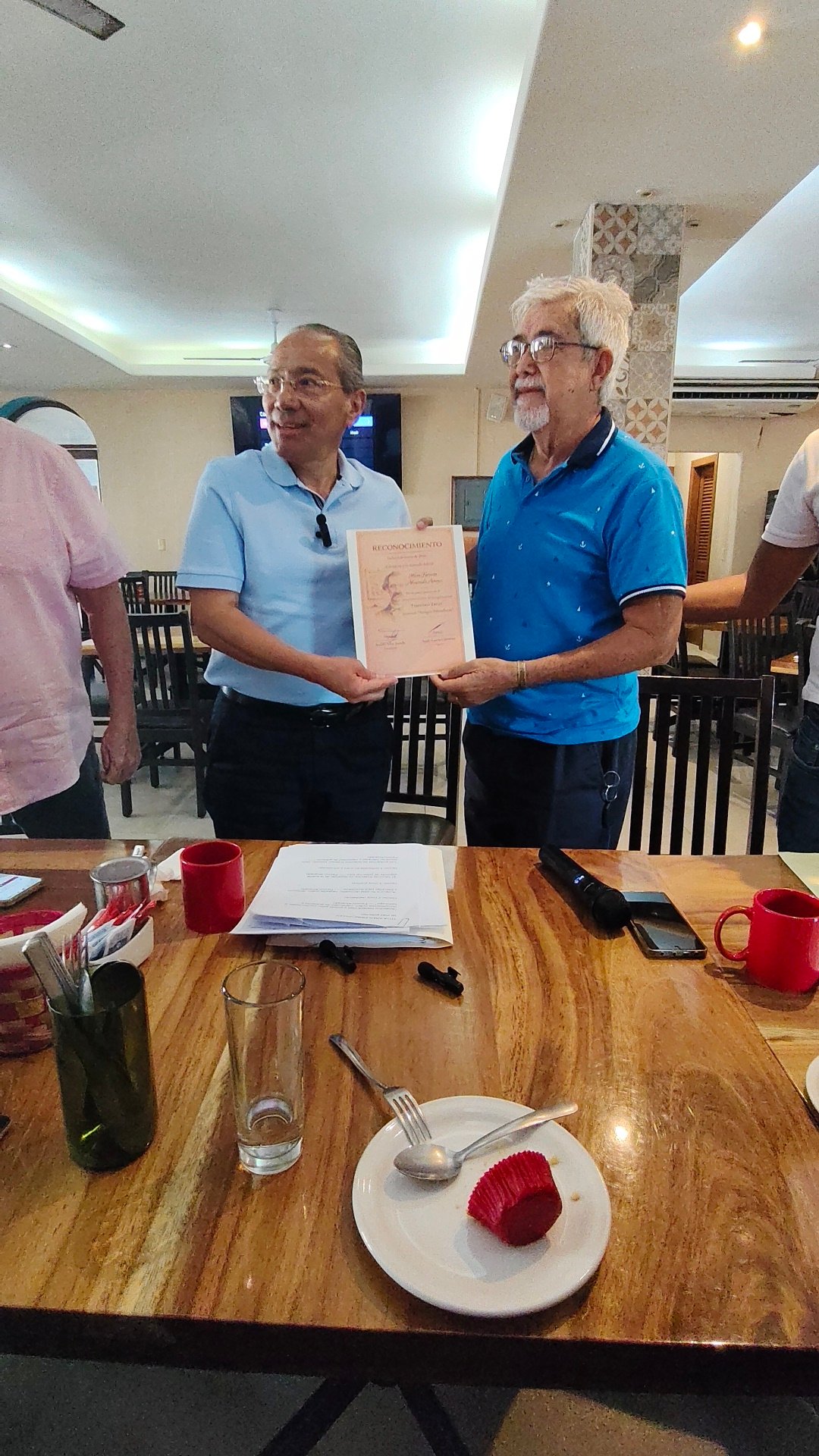 Fermín Alvarado Arroyo participa en charla con la Asociación Francisco Zarco y Amigos Periodistas donde analiza los problemas de Acapulco y propone soluciones.