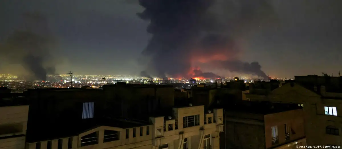 Incendio en aeropuerto de Teherán tras fuerte ataque israelí