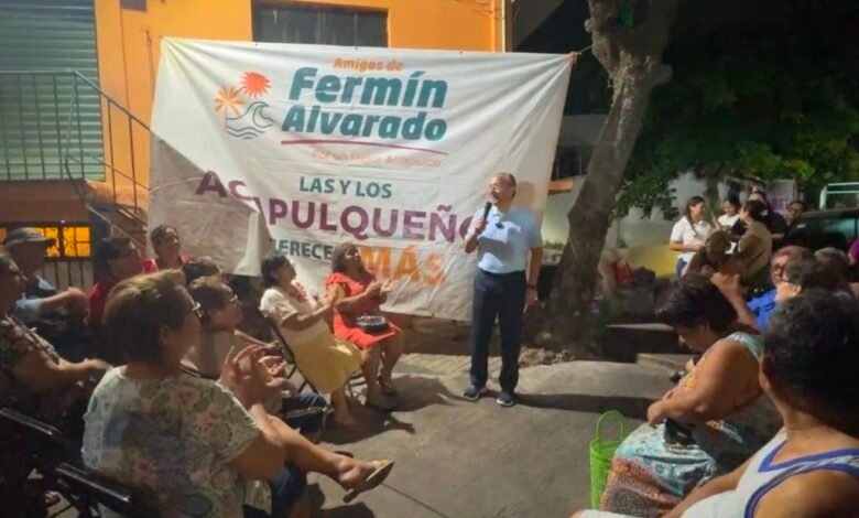 Fermín Alvarado Arroyo durante una reunión con vecinos de Vista Alegre y Progreso en Acapulco