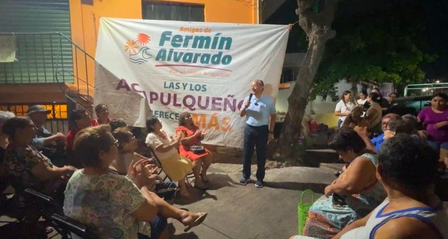 Fermín Alvarado Arroyo durante una reunión con vecinos de Vista Alegre y Progreso en Acapulco