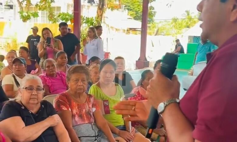 Carlos Granda Castro en Xaltianguis durante un recorrido con vecinos del poblado de Acapulco