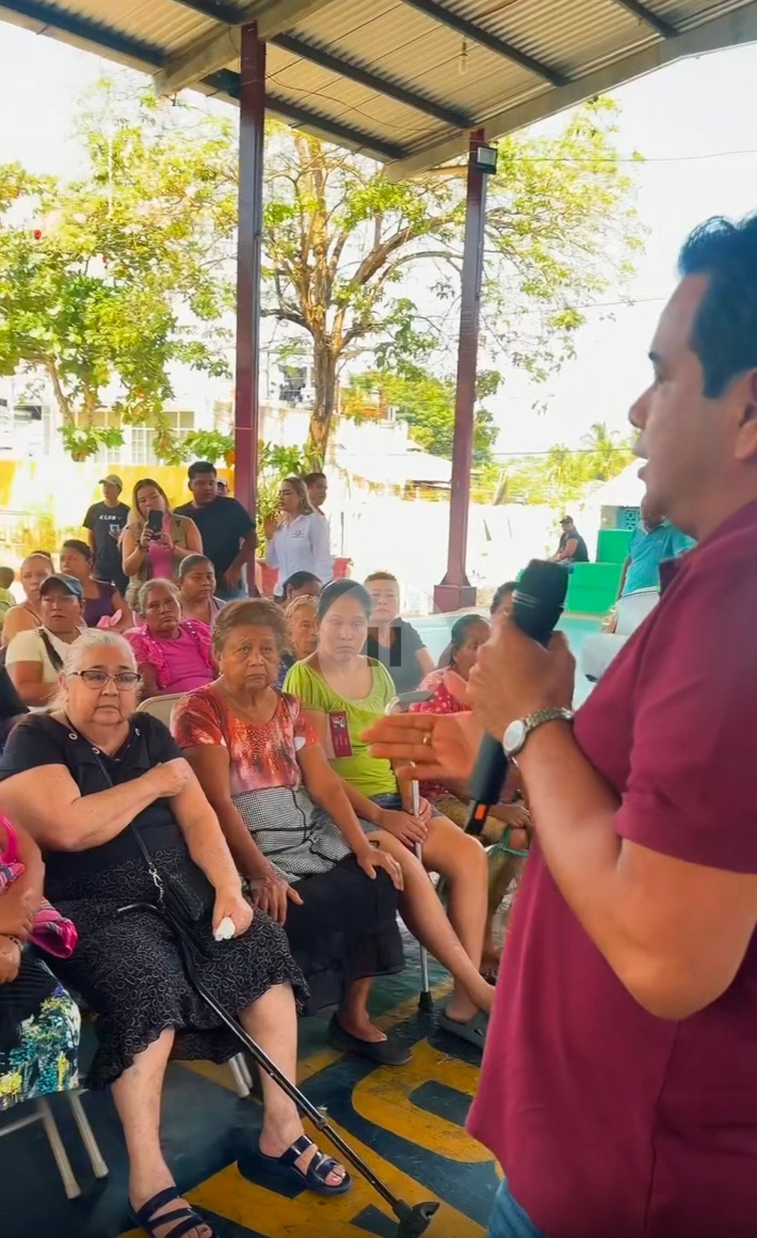 Carlos Granda Castro en Xaltianguis durante un recorrido con vecinos del poblado de Acapulco