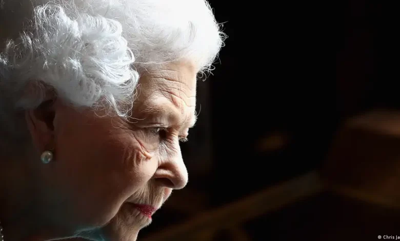 Carlos III rinde homenaje a la reina Isabel en su centenario