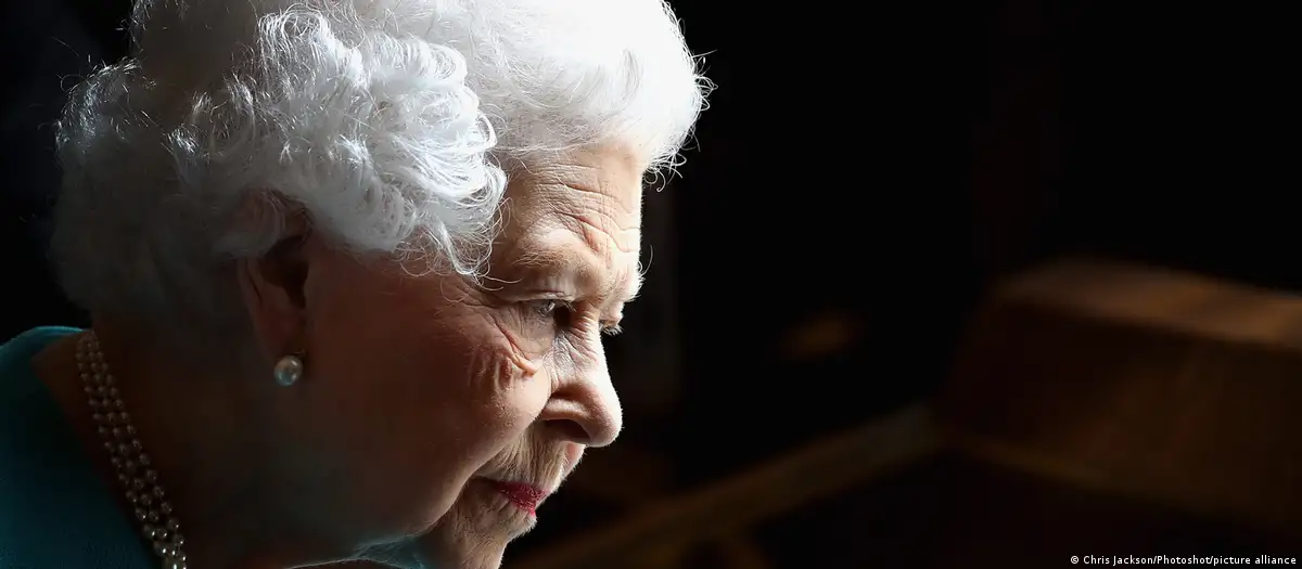 Carlos III rinde homenaje a la reina Isabel en su centenario