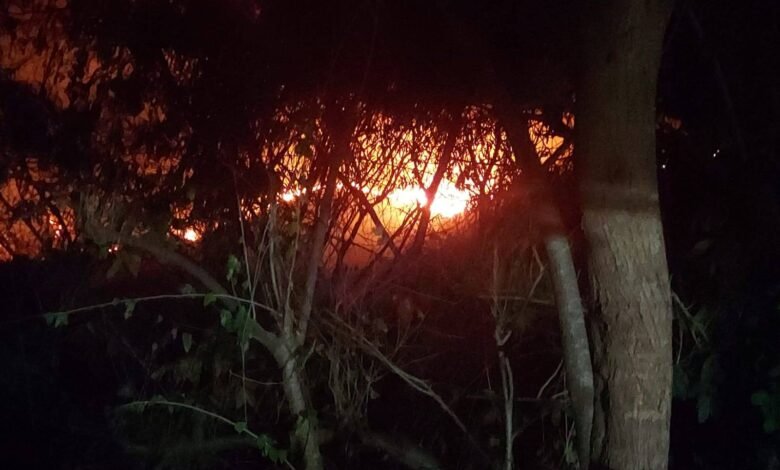 Fuerte incendio amenaza viviendas en La Calera, Acapulco