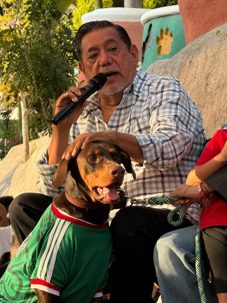 Félix Salgado Macedonio durante el Aquiles Fest en Chilpancingo a favor del refugio Perritos Felices de Guerrero