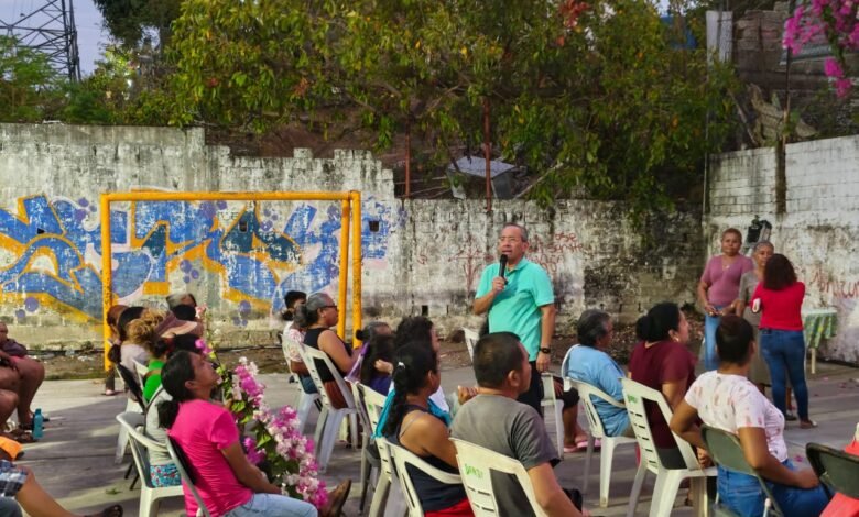 Fermín Alvarado Arroyo durante una reunión con vecinos de La Lajita en Acapulco