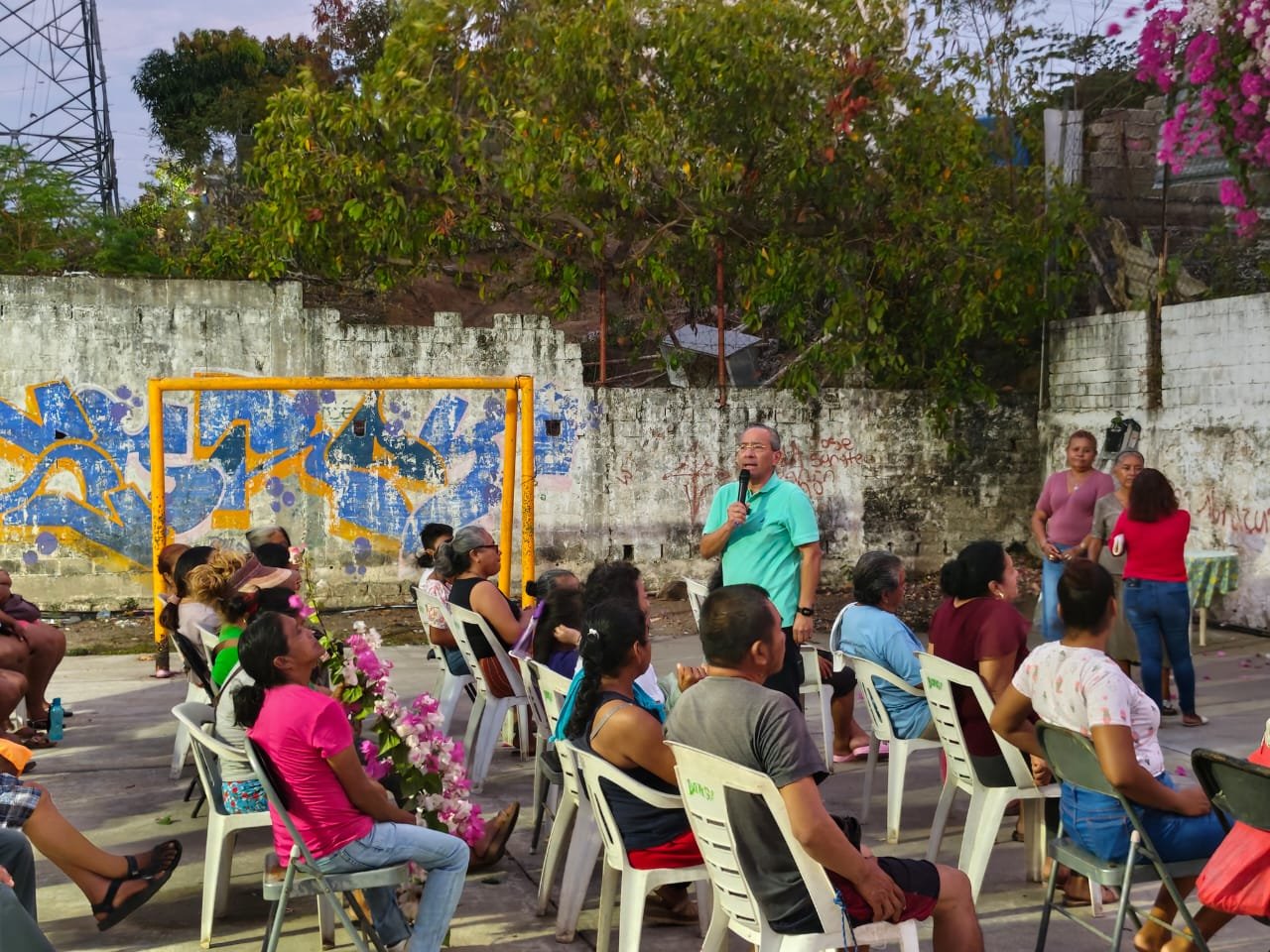 Fermín Alvarado Arroyo durante una reunión con vecinos de La Lajita en Acapulco