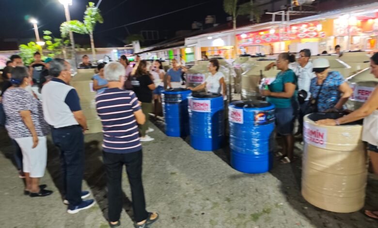 Fermín Alvarado Arroyo durante una visita a la unidad habitacional Luis Donaldo Colosio en Acapulco