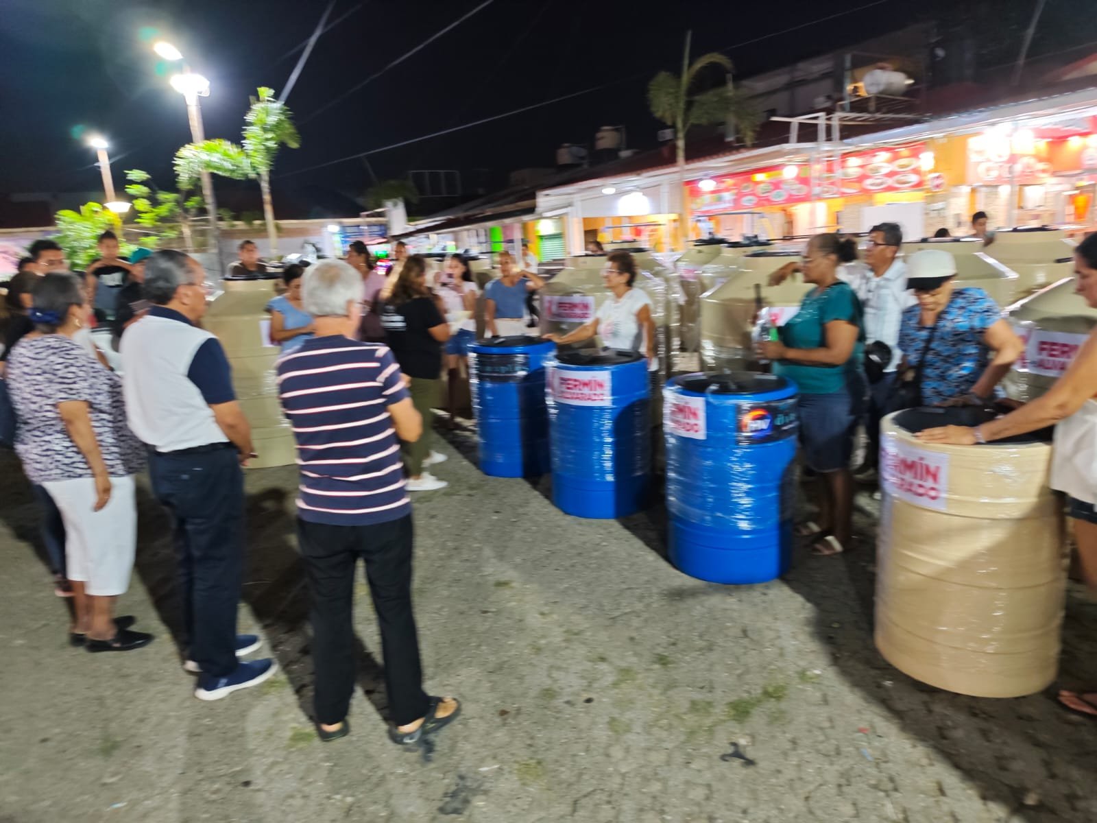Fermín Alvarado Arroyo durante una visita a la unidad habitacional Luis Donaldo Colosio en Acapulco