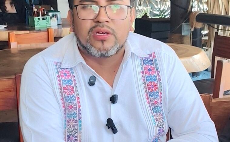Moisés Reyes Sandoval alza la mano por Acapulco