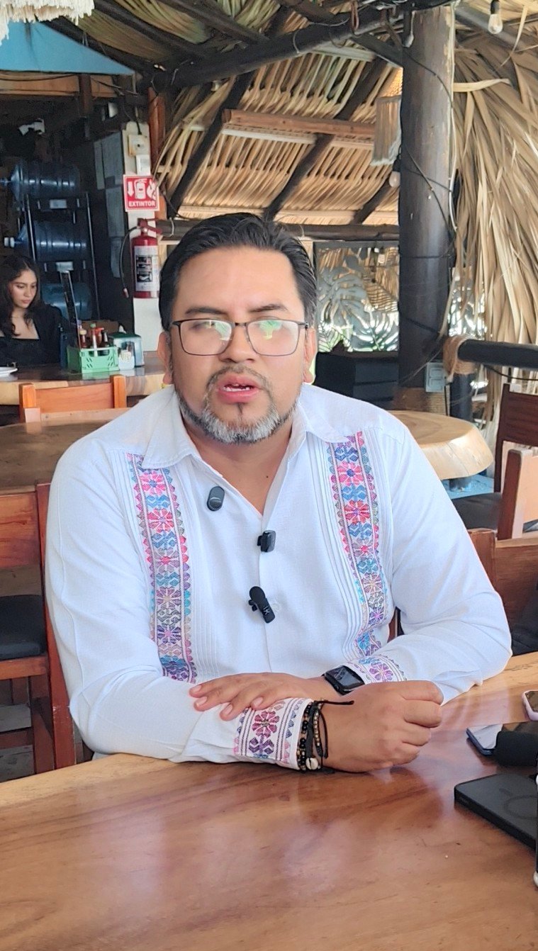 Moisés Reyes Sandoval alza la mano por Acapulco