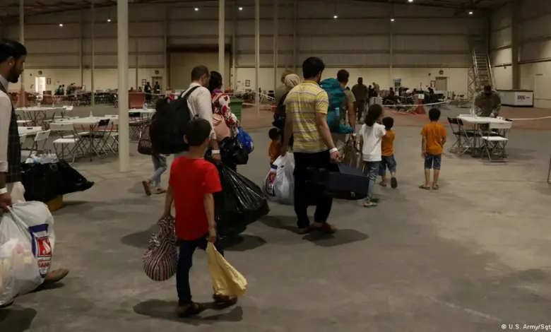 Ordenan reactivar pedido de residencia a migrantes en EE.UU.