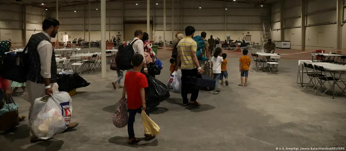 Ordenan reactivar pedido de residencia a migrantes en EE.UU.