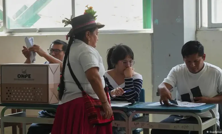 Perú extiende votación al lunes en mesas que no abrieron