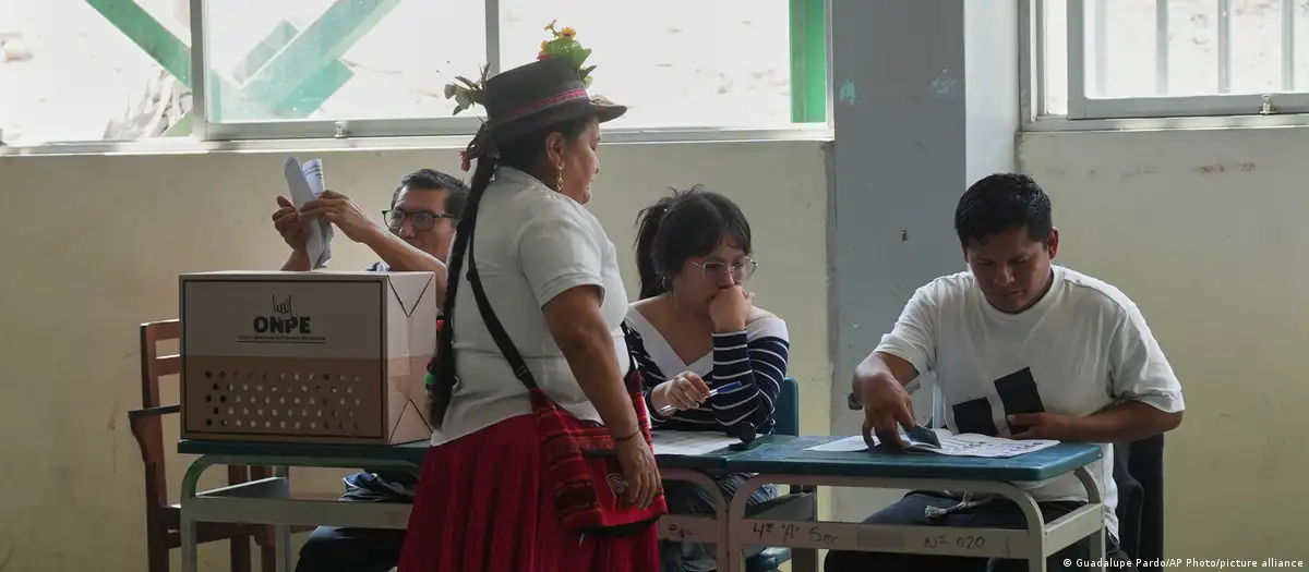 Perú extiende votación al lunes en mesas que no abrieron