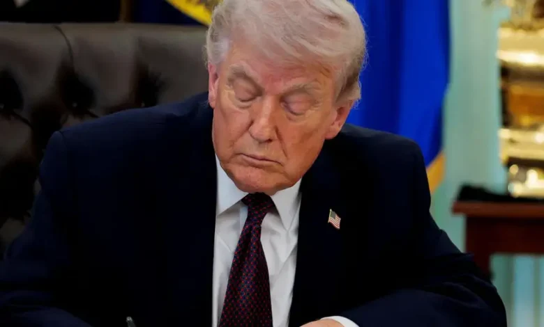 Trump firma orden ejecutiva que regula deporte universitario