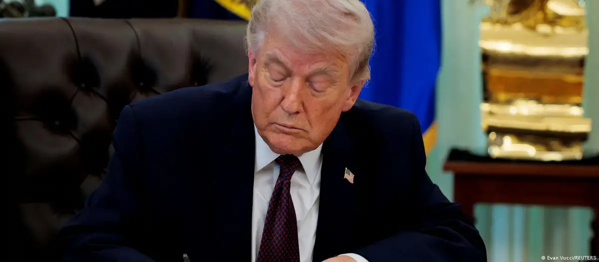 Trump firma orden ejecutiva que regula deporte universitario