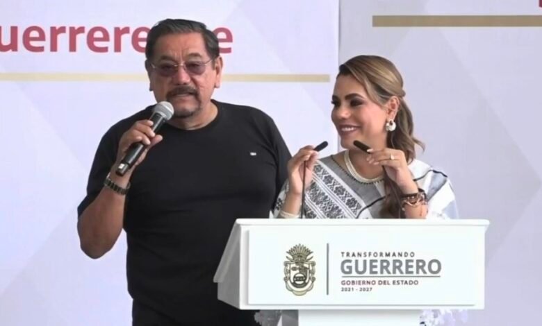 Félix Salgado Macedonio durante evento de entrega de distintivos HECHO EN GRO en Chilpancingo.