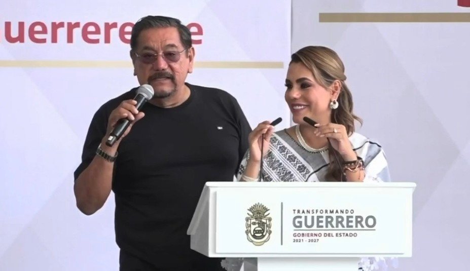 Félix Salgado Macedonio durante evento de entrega de distintivos HECHO EN GRO en Chilpancingo.