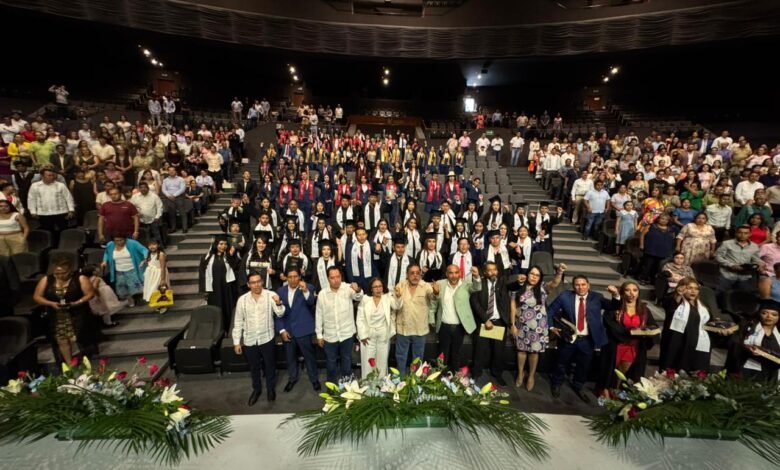 Félix Salgado apadrina generación de Derecho de la UAGro