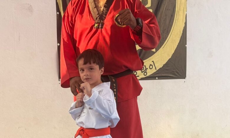 Emilio Álvarez García avanza en taekwondo con cinta naranja