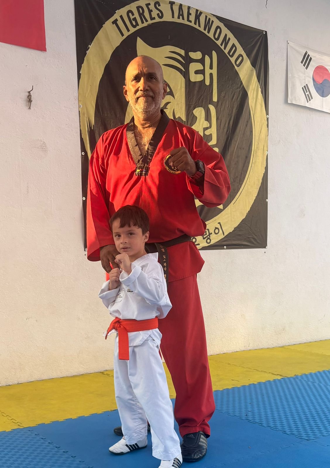 Emilio Álvarez García avanza en taekwondo con cinta naranja
