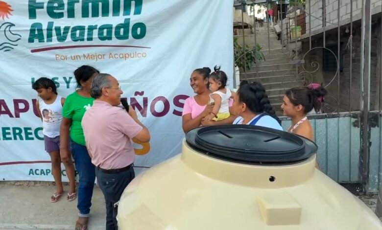 Fermín Alvarado Arroyo en Los Manantiales durante una reunión con vecinos para hablar de agua, luminarias y apoyos sociales
