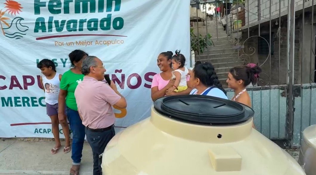 Fermín Alvarado Arroyo en Los Manantiales durante una reunión con vecinos para hablar de agua, luminarias y apoyos sociales