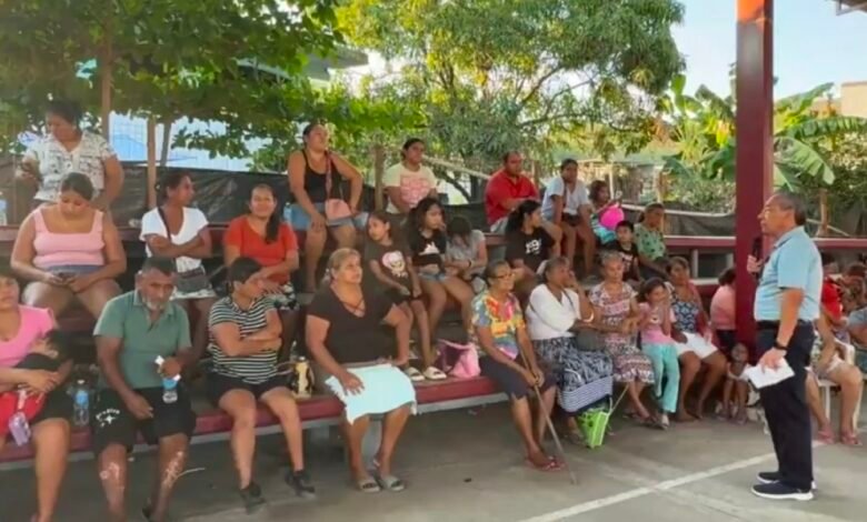 Fermín Alvarado Arroyo en Los Órganos durante una reunión con vecinos para hablar de obras, gestión y desarrollo social