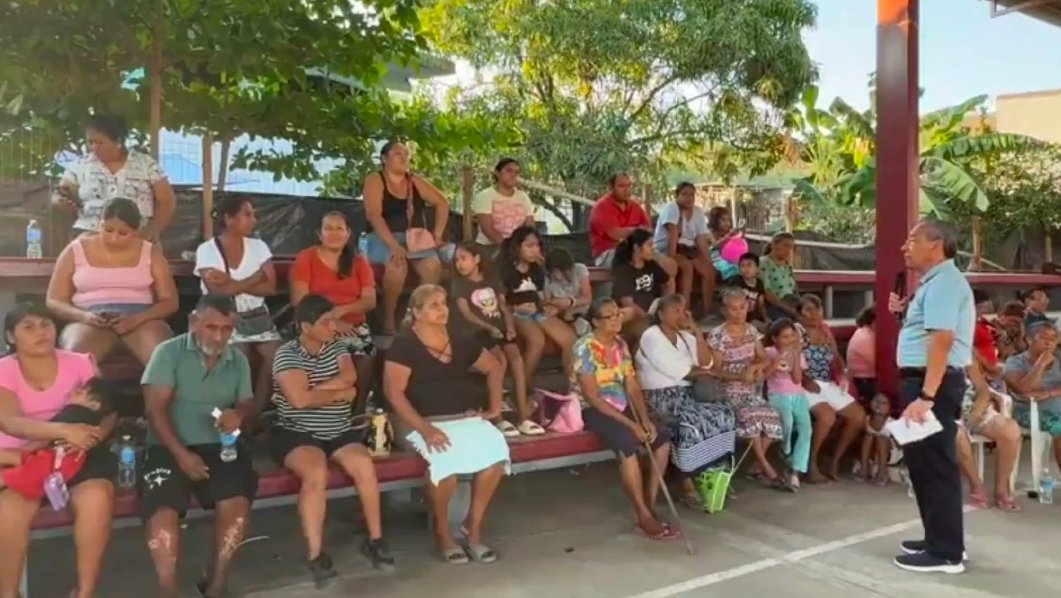 Fermín Alvarado Arroyo en Los Órganos durante una reunión con vecinos para hablar de obras, gestión y desarrollo social