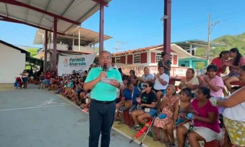 Fermín Alvarado durante encuentro con vecinos del Kilómetro 21 en Acapulco