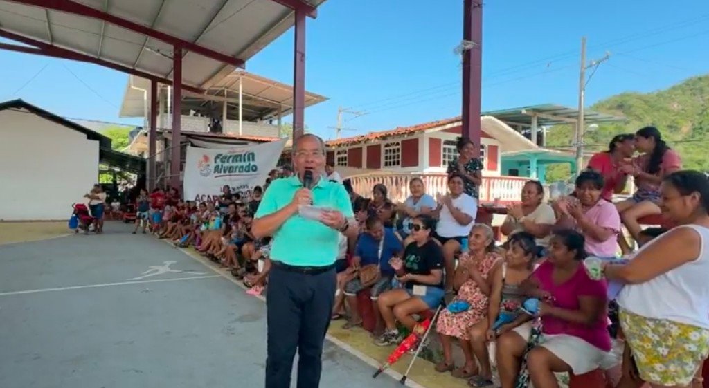 Fermín Alvarado durante encuentro con vecinos del Kilómetro 21 en Acapulco