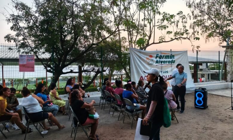 Fermín Alvarado durante reunión con vecinos de la colonia Jardín Azteca en Acapulco