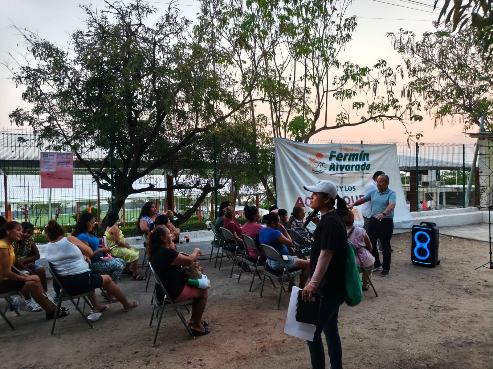 Fermín Alvarado durante reunión con vecinos de la colonia Jardín Azteca en Acapulco