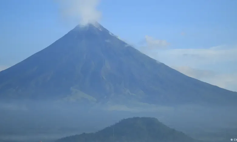 Masiva evacuación en Filipinas por actividad de volcán Mayón