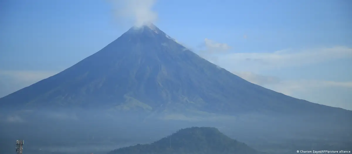 Masiva evacuación en Filipinas por actividad de volcán Mayón