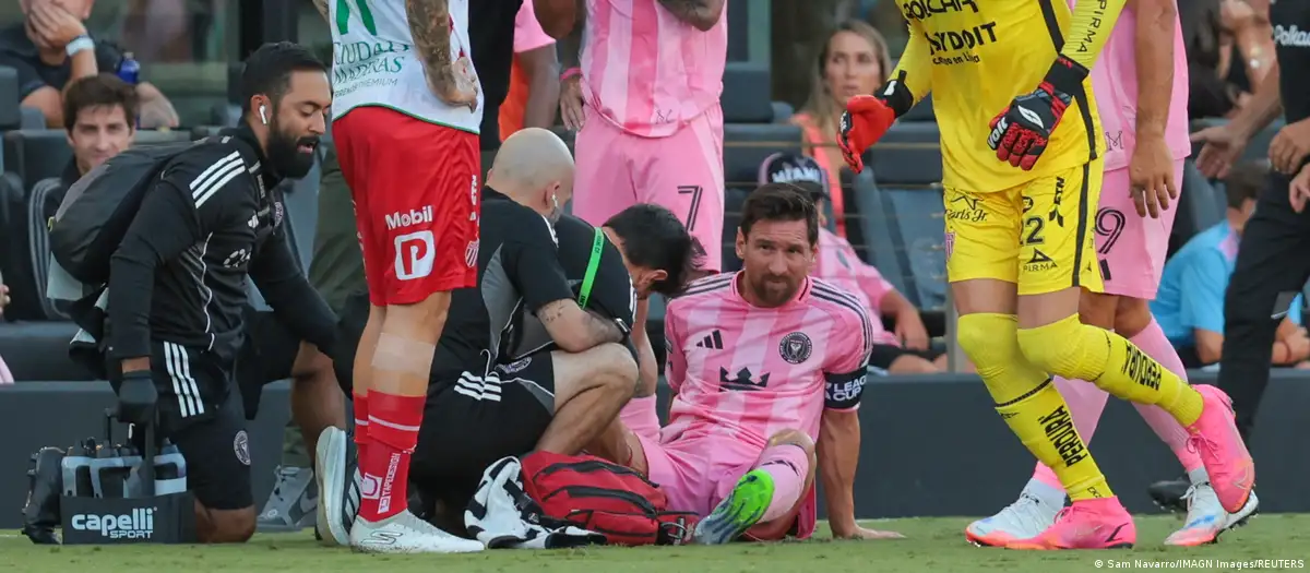 Messi con aparente molestia a tres semanas del Mundial