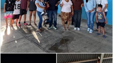 Regidor Juan Carlos Manrique durante instalación de luminarias en cancha de Altos de Miramar, Acapulco.