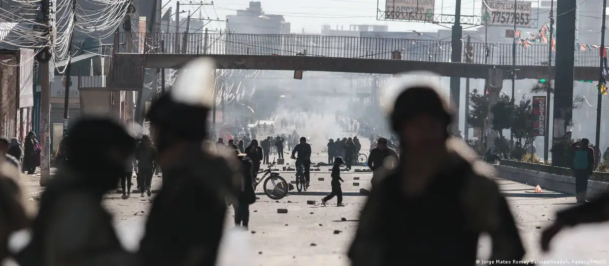 Bolivia renuncia ministro de Defensa a un mes de protestas